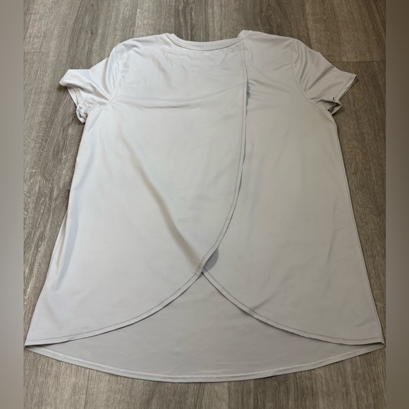 Athleta Short Sleeve Open Back Top in light gray Size Medium - Picture 2 of 4